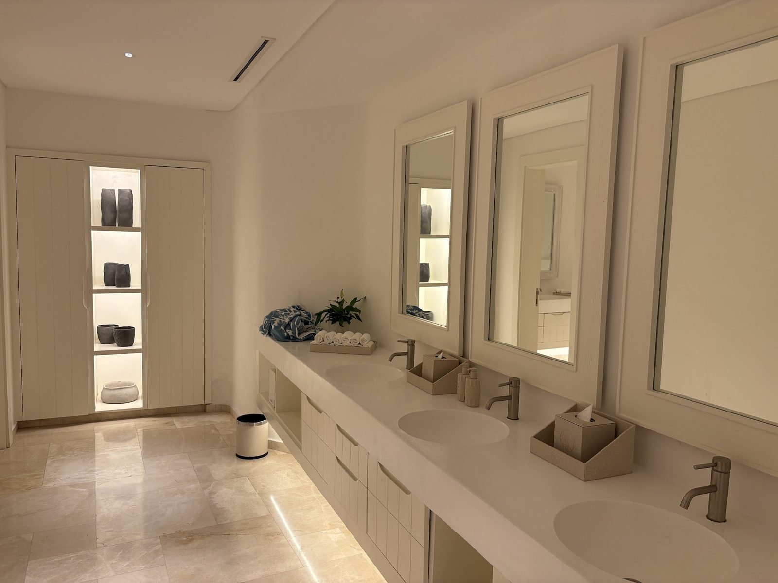 Anantara Santorini Abu Dhabi Retreat interior
