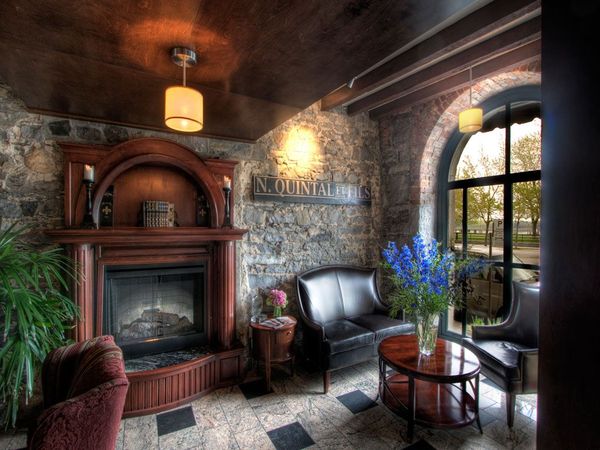 Auberge du Vieux-Port interior
