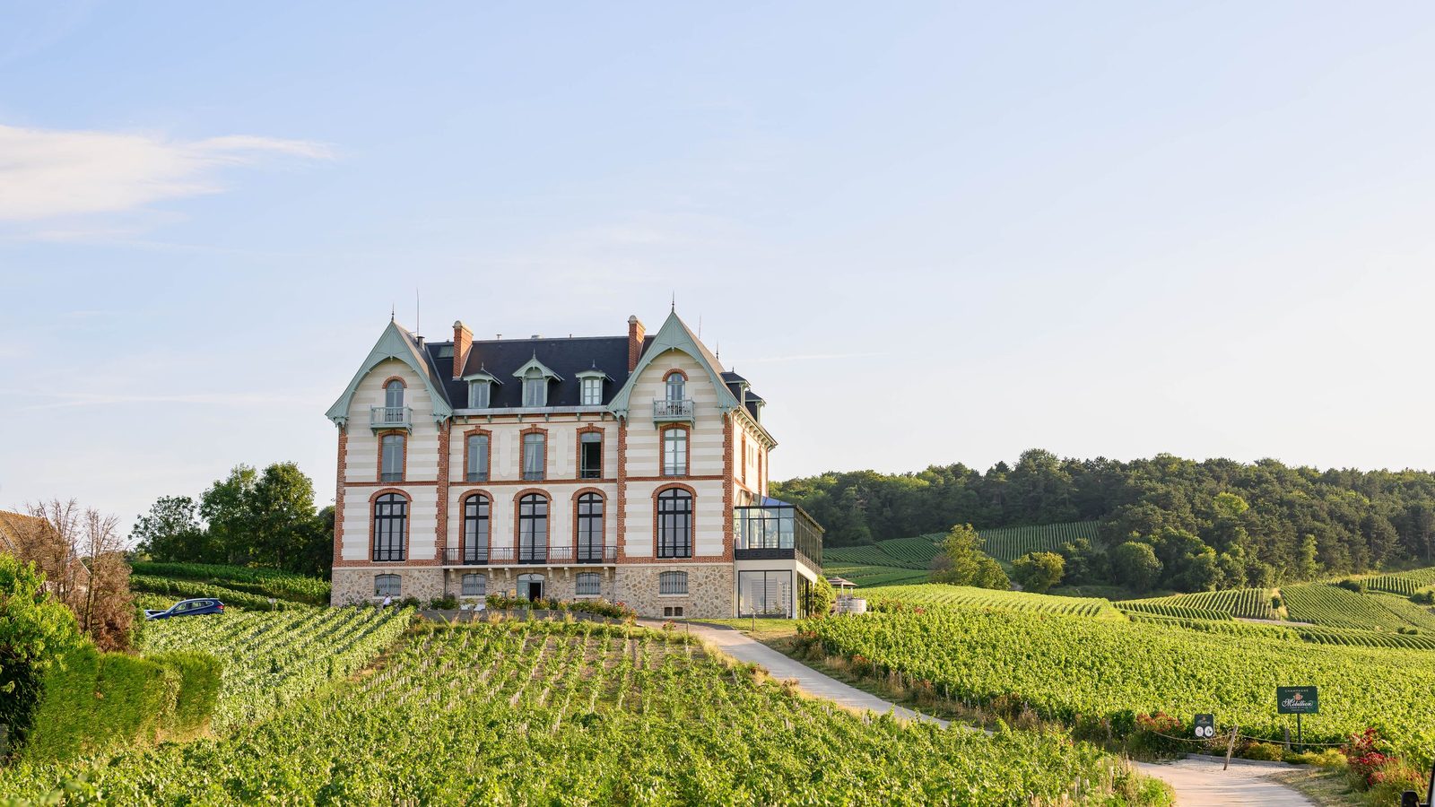 Château de Sacy exterior view