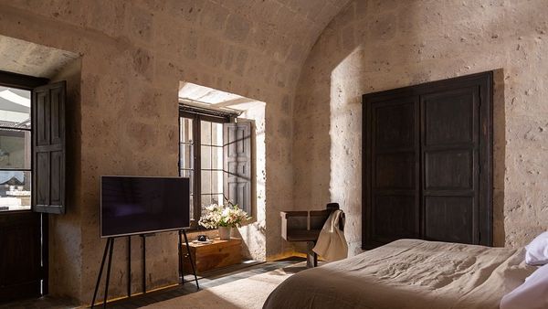 CIRQA - Relais & Châteaux interior