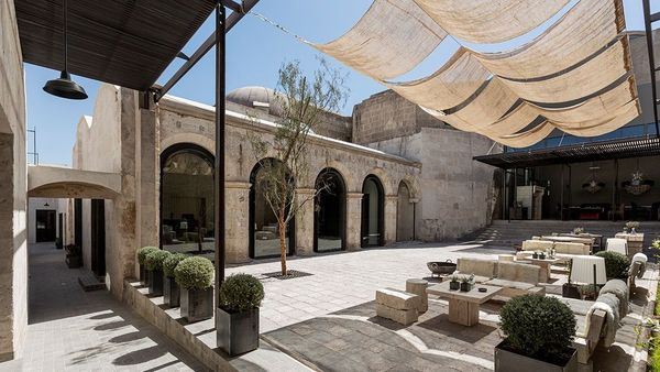 CIRQA - Relais & Châteaux interior