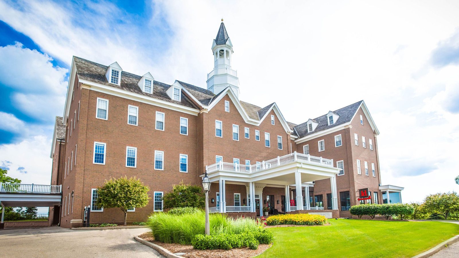 Delafield Hotel exterior view