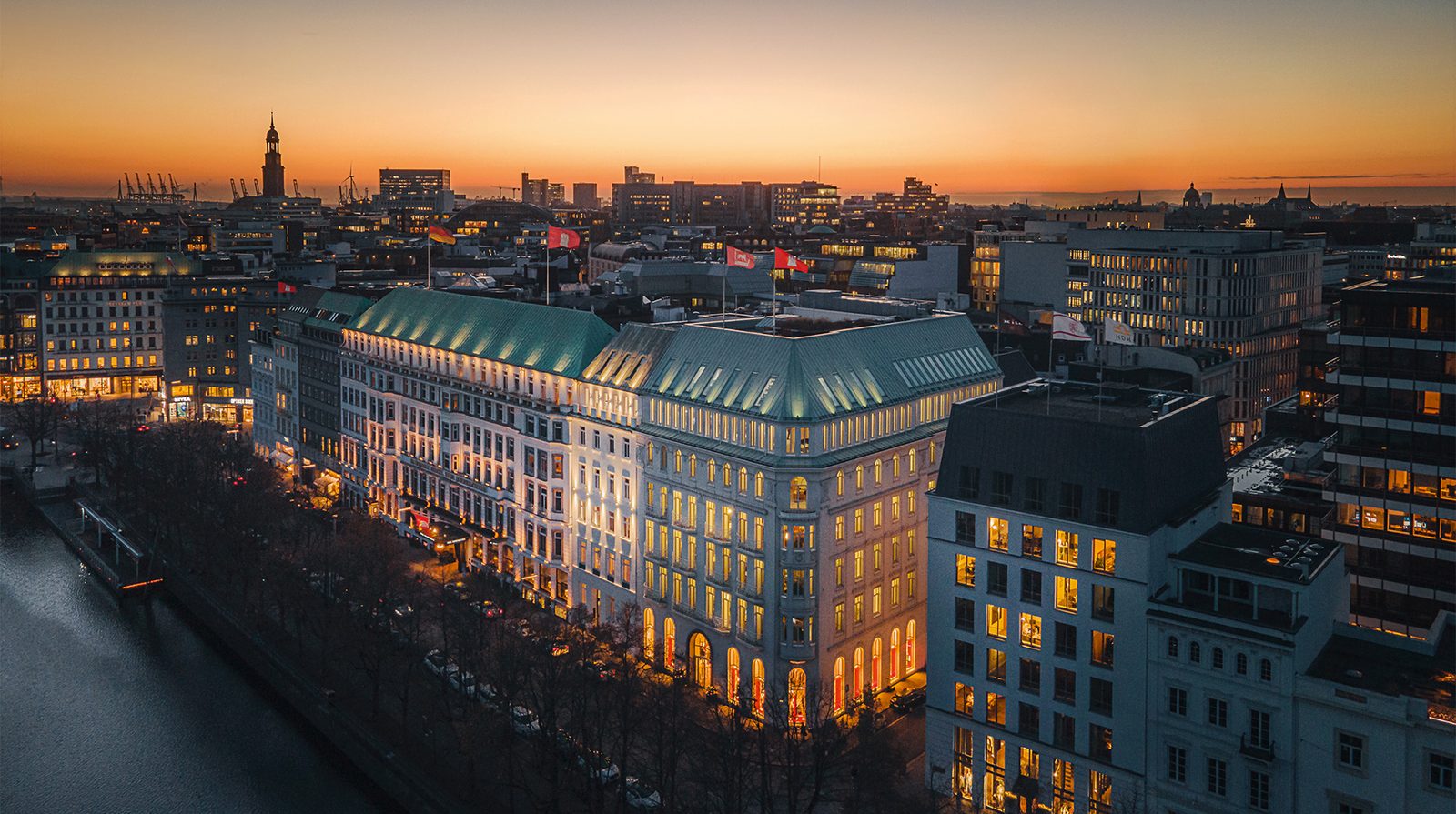 Fairmont Hotel Vier Jahreszeiten exterior view