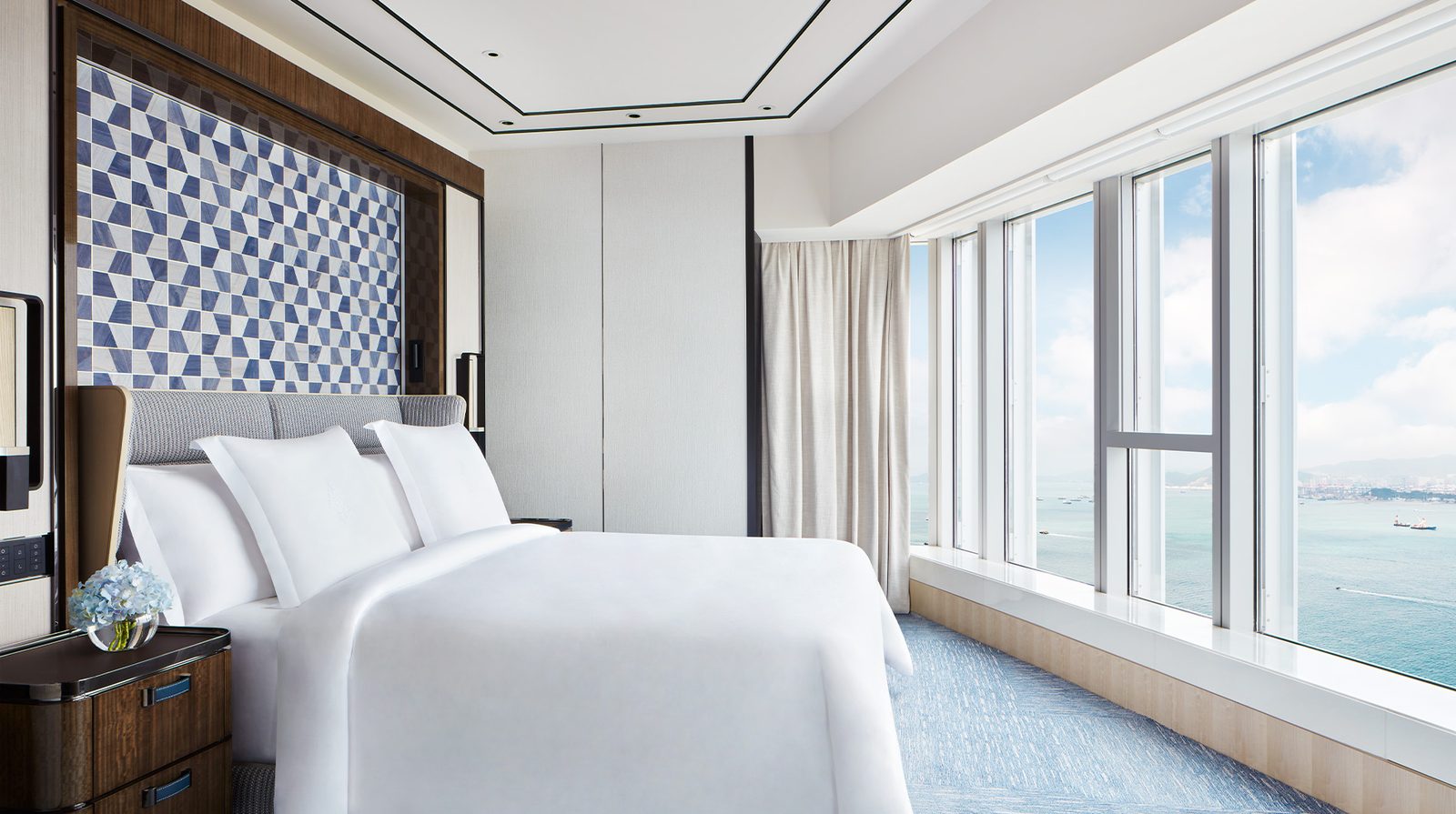 Four Seasons Hotel Hong Kong exterior view