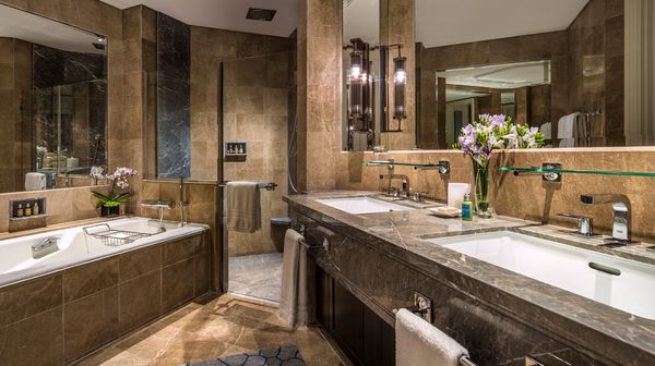 Four Seasons Hotel Singapore interior