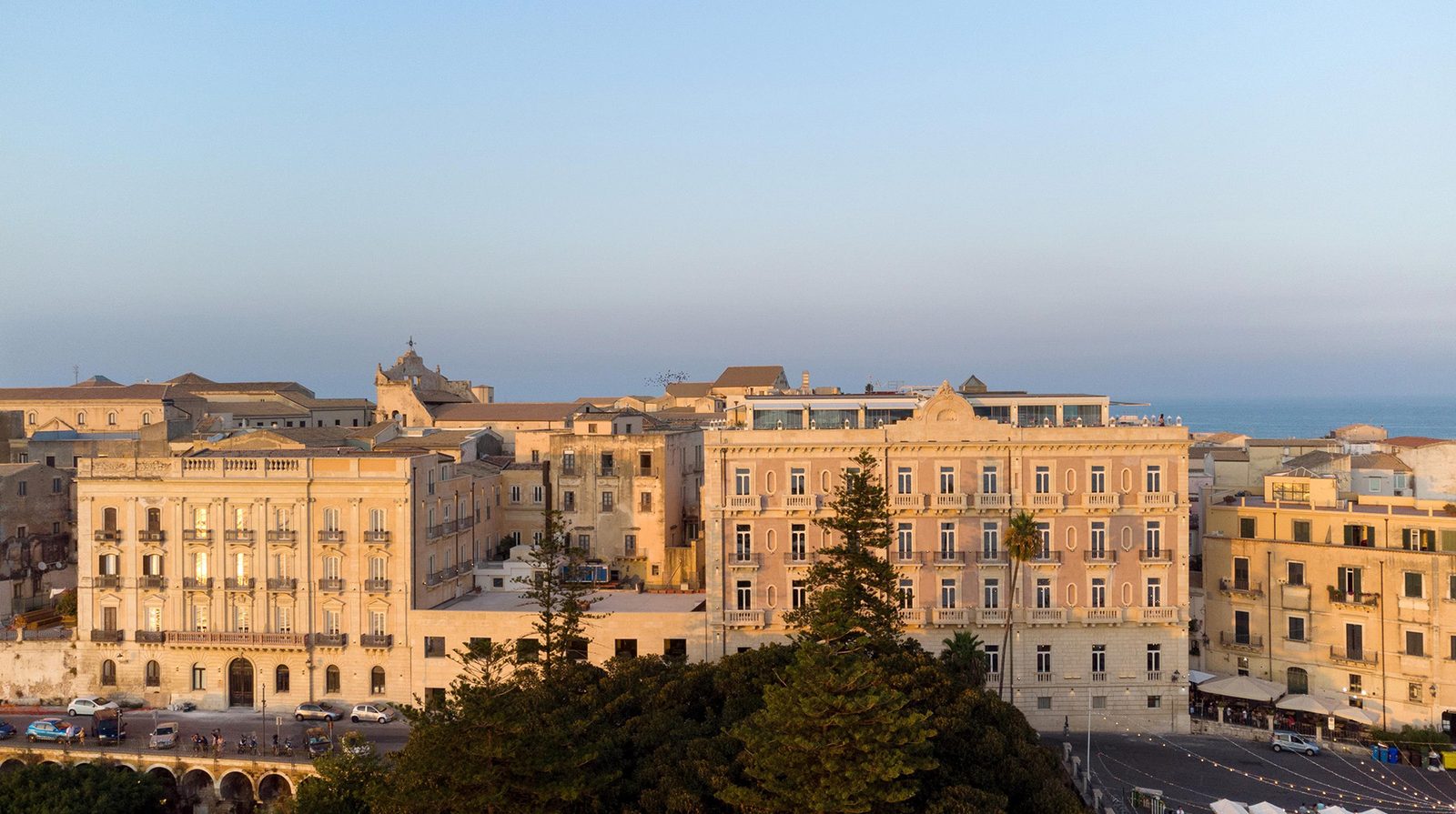 Grand Hotel Des Étrangers exterior view