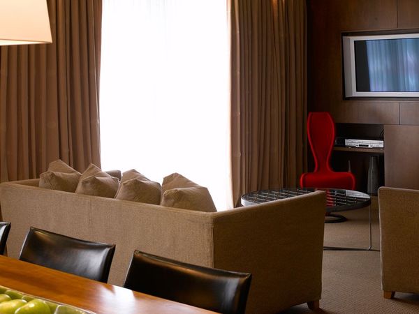 Le Germain Hotel Toronto Maple Leaf Square interior