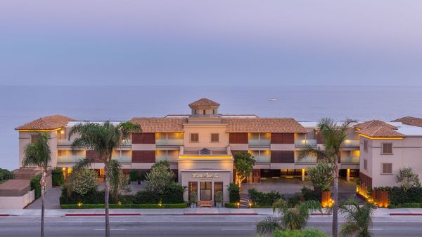 Malibu Beach Inn interior