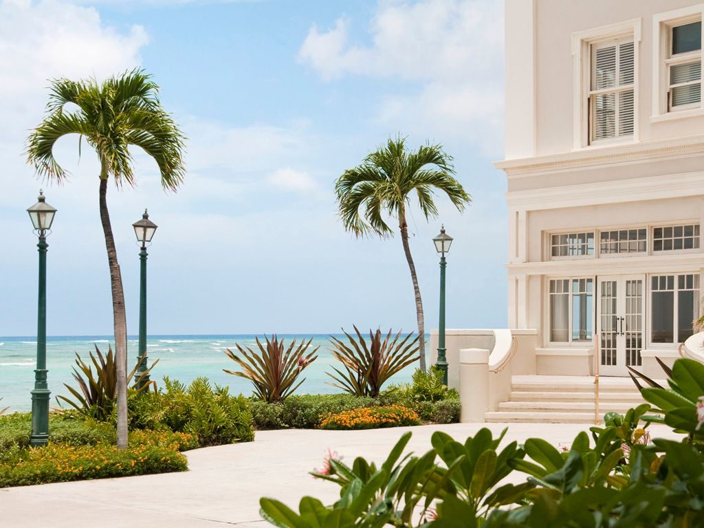 Moana Surfrider, A Westin Resort & Spa exterior view