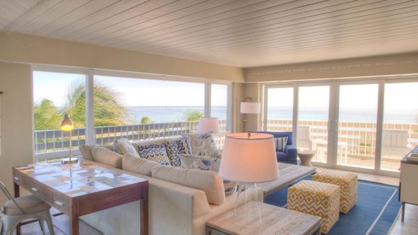 Postcard Inn Beach Resort & Marina interior