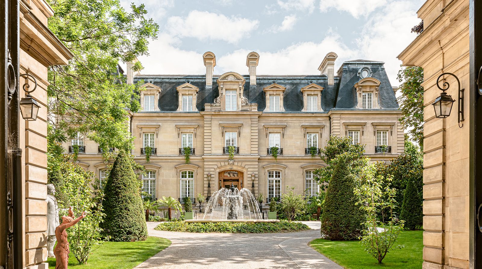 Saint James Paris exterior view