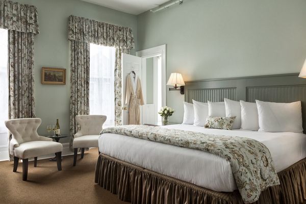 Saratoga Arms Hotel interior