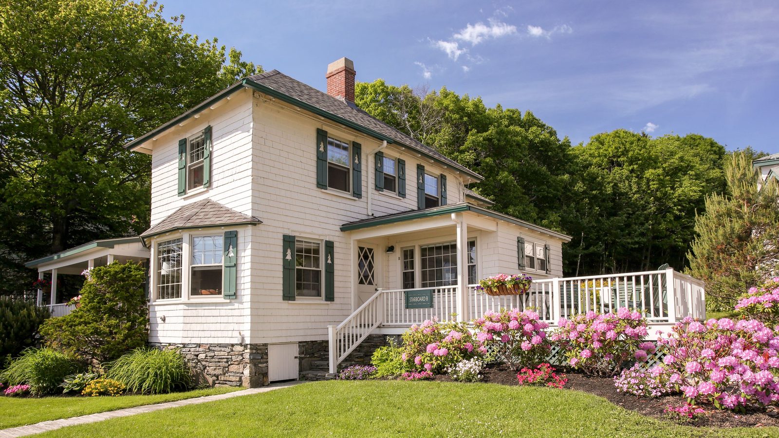 Spruce Point Inn Resort & Spa exterior view