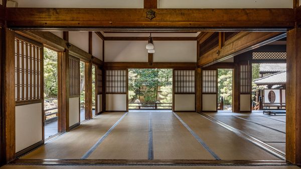The Shinmonzen interior